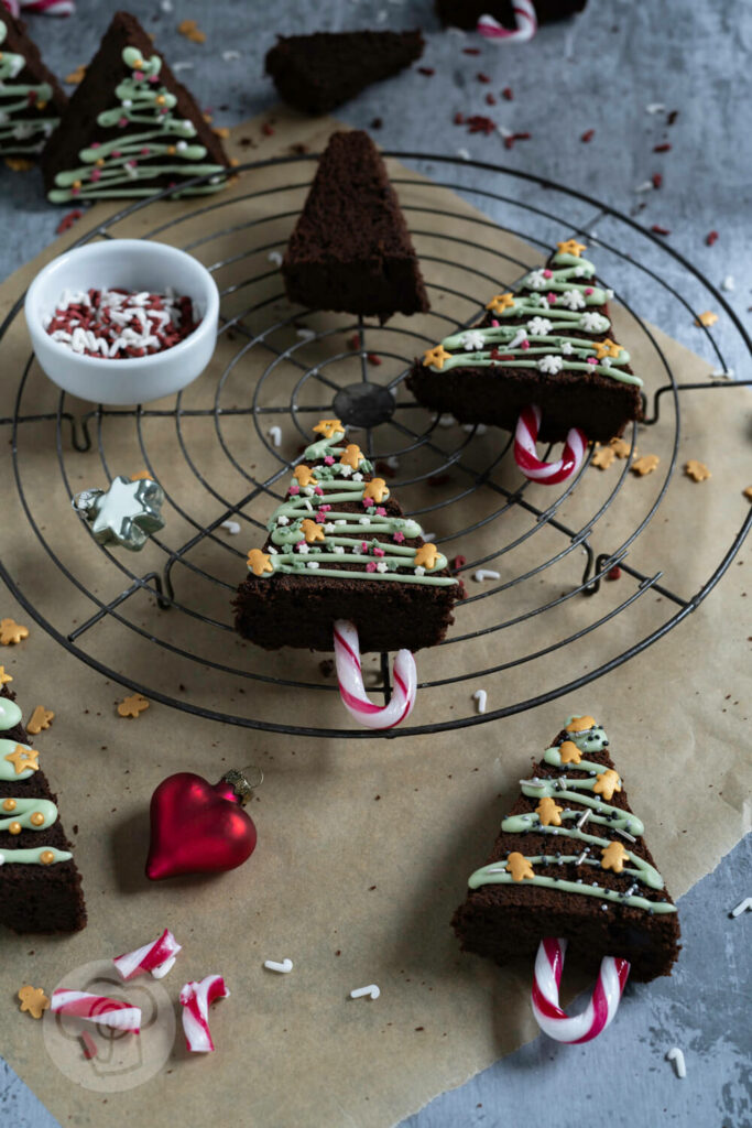 Tannenbaum Brownies mit Kugeln und Zuckerstangen