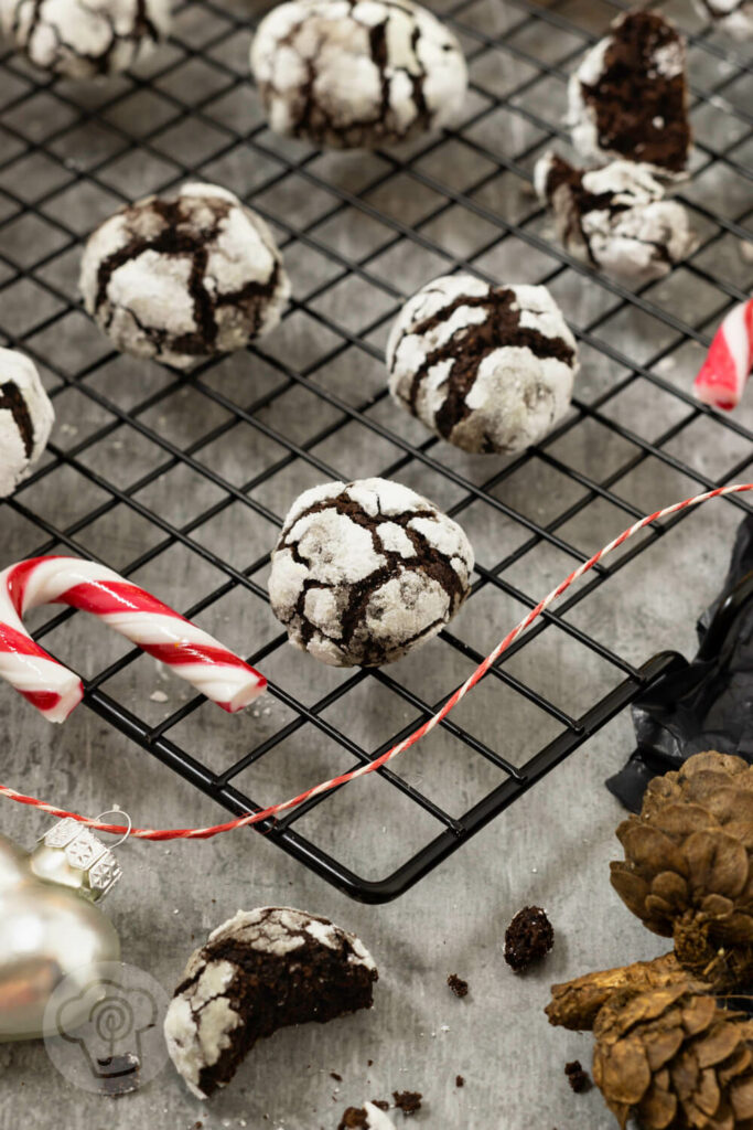 Schoko Crinkle Cookies mit Zuckerstange auf einem Rost