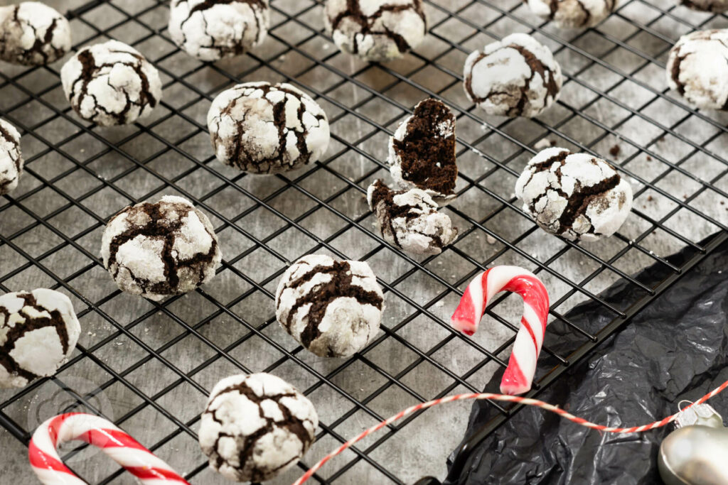 Schoko Crinkle Cookies mit Zuckerstange auf einem Rost