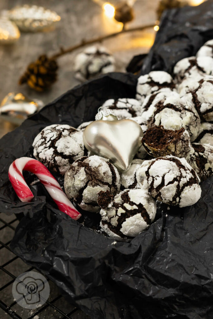 Schoko Crinkle Cookies mit Zuckerstange auf einem Rost