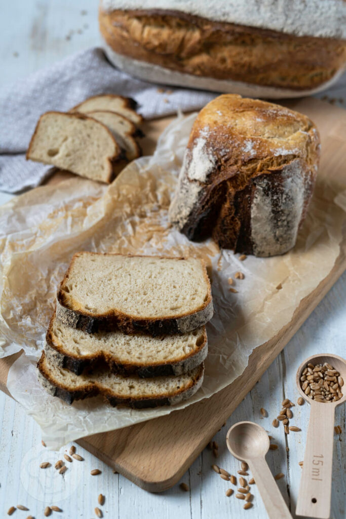 Schnelles Buttermilchbrot 4 Buttermilchbrot in Scheiben geschnitten, auf einem Brett.