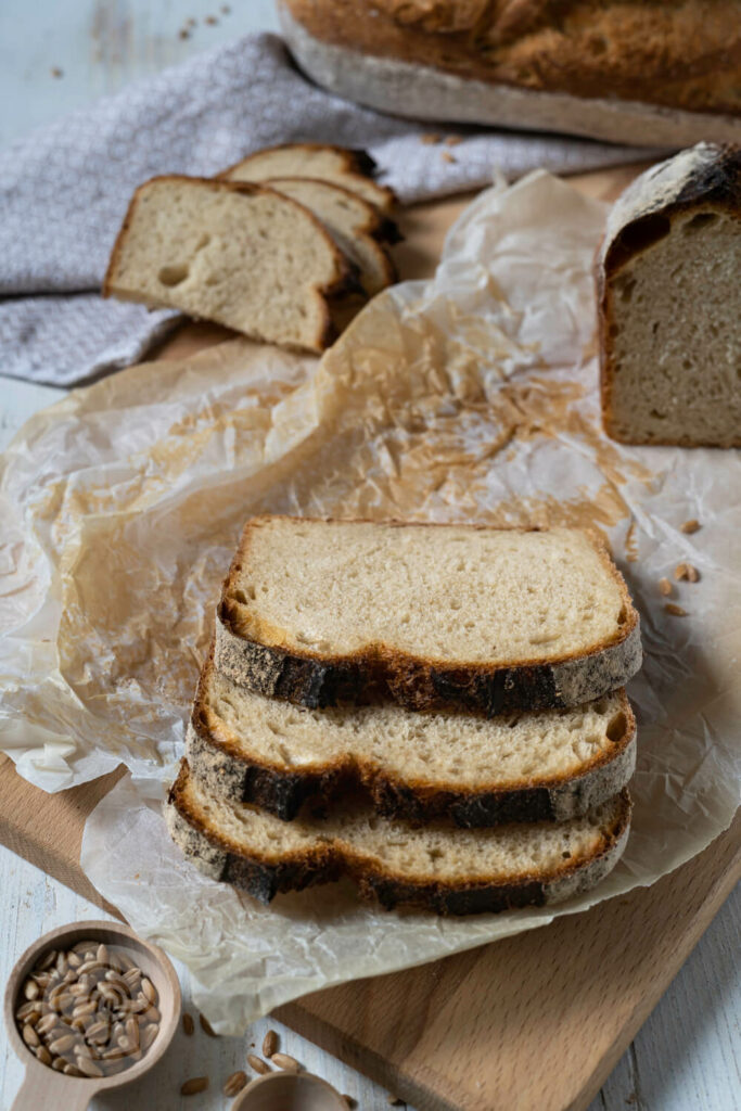 Schnelles Buttermilchbrot 5 Buttermilchbrot in Scheiben geschnitten, auf einem Brett.