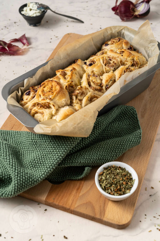 Fingerbrot mit Tunfisch in der Kastenform auf einem Holzbrett.