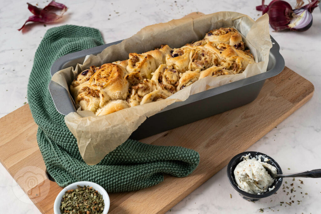 Fingerbrot mit Tunfisch in der Kastenform auf einem Holzbrett.