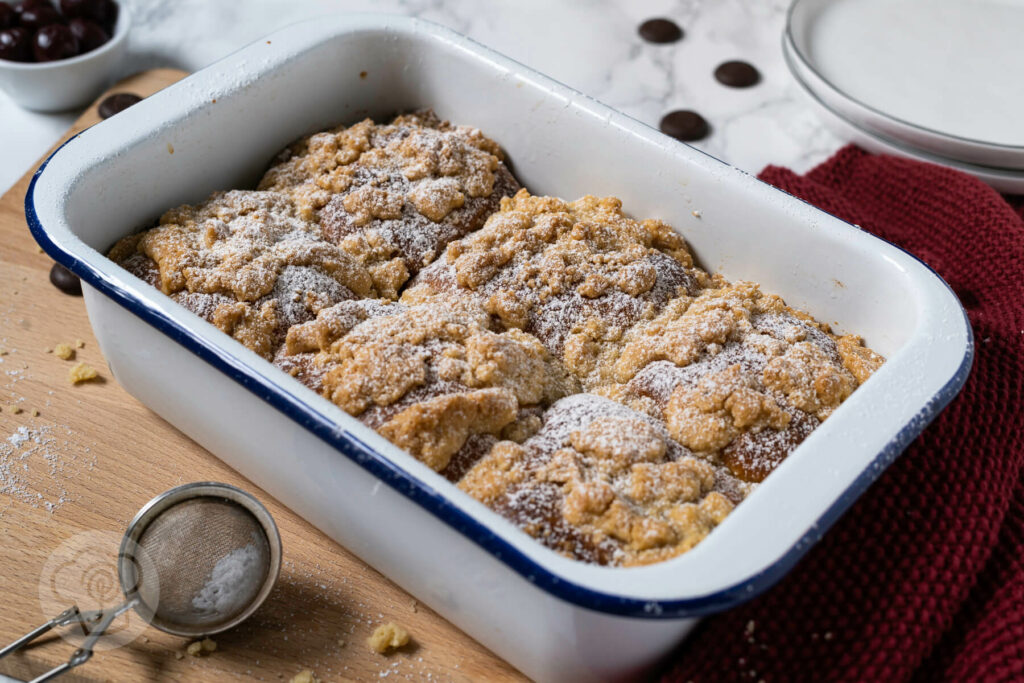 Buchteln mit Streuseln in der Form gebacken.