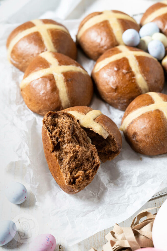 Hot Cross Buns auf einem Rost mit Backpapier.