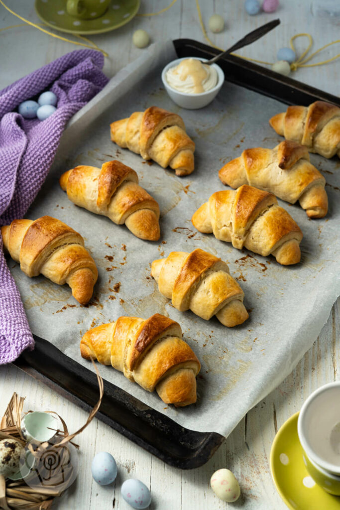 Quarkhörnchen mit Eierlikör auf einem Backblech.