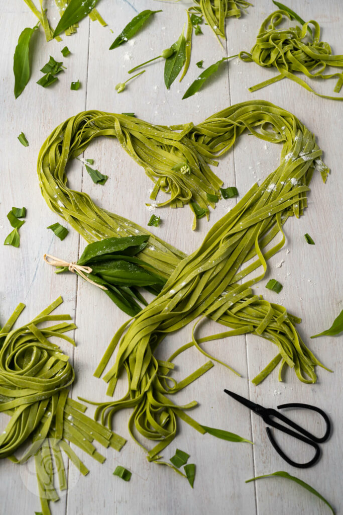 Vegane Bärlauchnudeln 4 Vegane Bärlauchnudeln zu einem Herz geformt