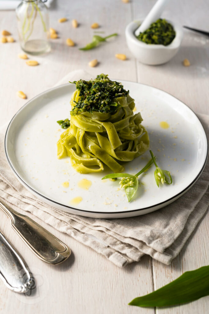 Vegane Bärlauchnudeln mit Pesto auf einem Teller