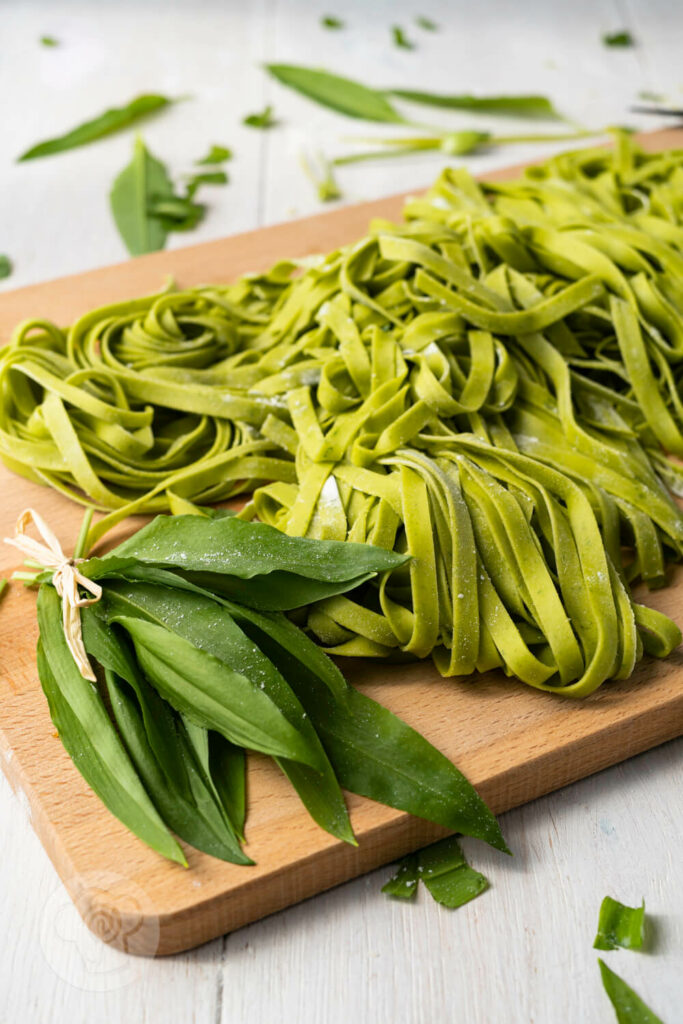 Vegane Bärlauchnudeln 2 Vegane Bärlauchpasta auf einem Holzbrett