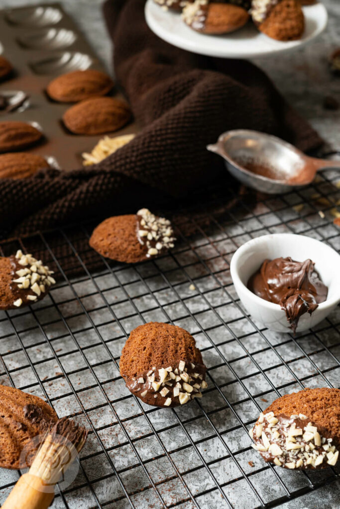 Schokoladen Madeleines auf einem Rost