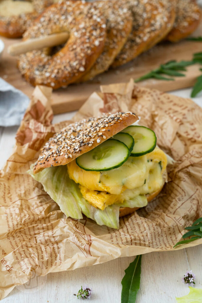 Bagel Sandwich mit Salat, Gurke und Ei.