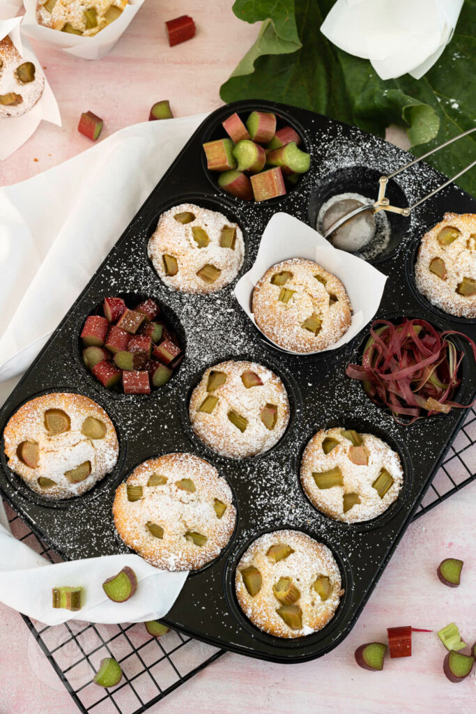 Einfache Rhabarber-Muffins im Muffinblech, von oben fotografiert.