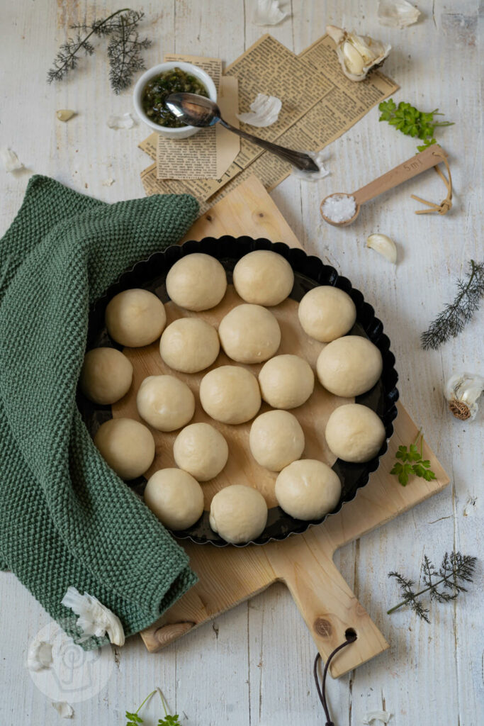 Ukrainische Pampuschki - Knoblauchbrötchen in der Form ungebacken