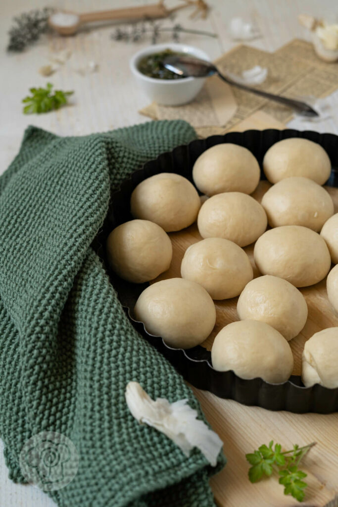 Ukrainische Pampuschki - Knoblauchbrötchen in der Form ungebacken