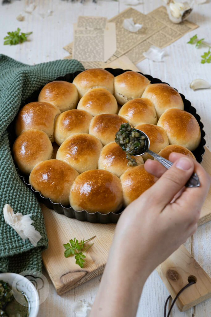 Ukrainische Pampuschki - Knoblauchbrötchen in der Form noch ohne Topping