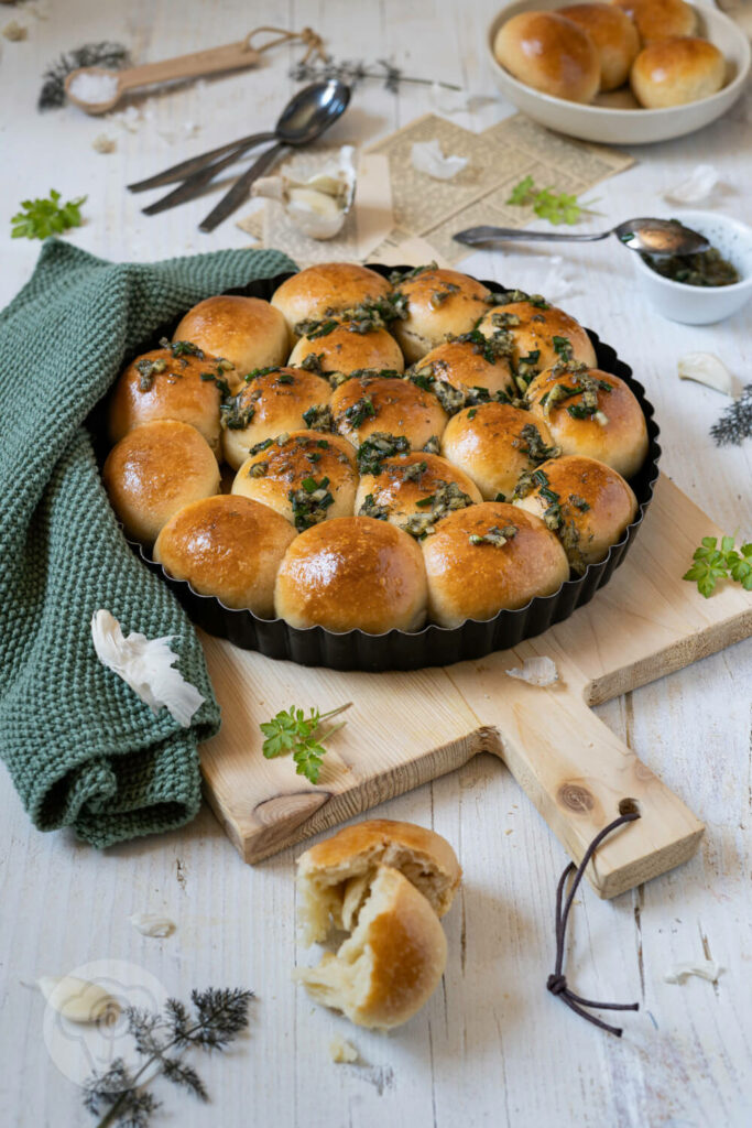 Ukrainische Pampuschki - Knoblauchbrötchen in der Form mit Topping