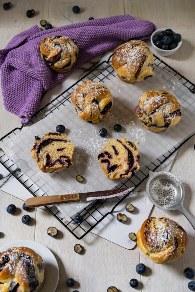 Blaubeerschnecken von oben auf einem Rost