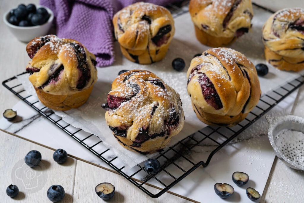 Blaubeerschnecken mit Puderzucker auf einem Rost