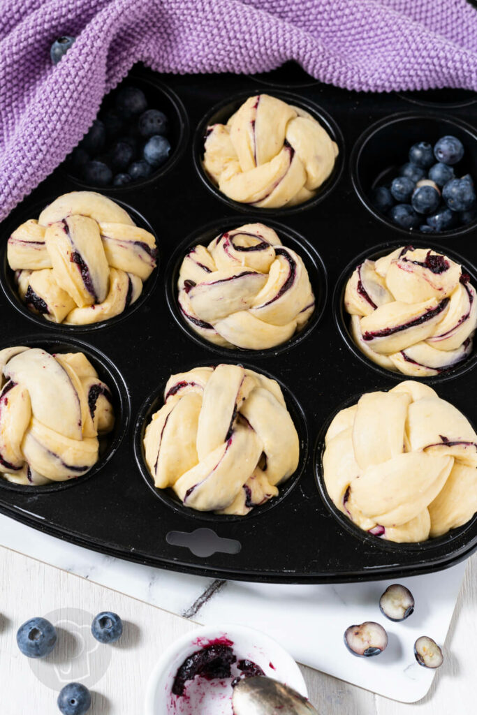 Blaubeerschnecken ungebacken in der Muffinform