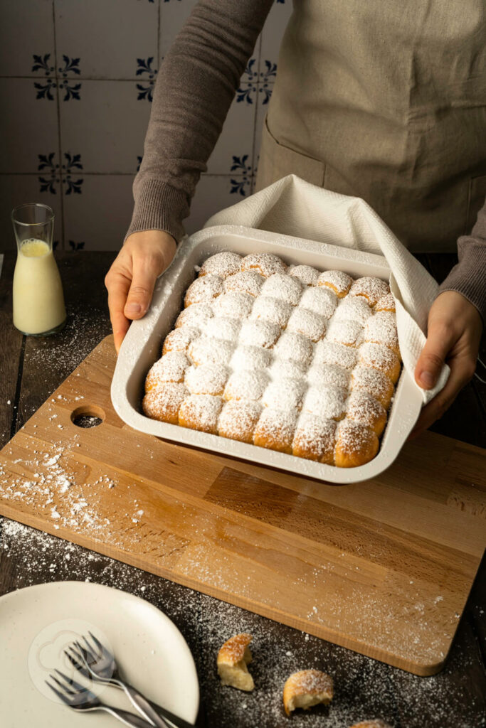 Mini-Buchteln - Dukatenbuchteln mit Puderzucker