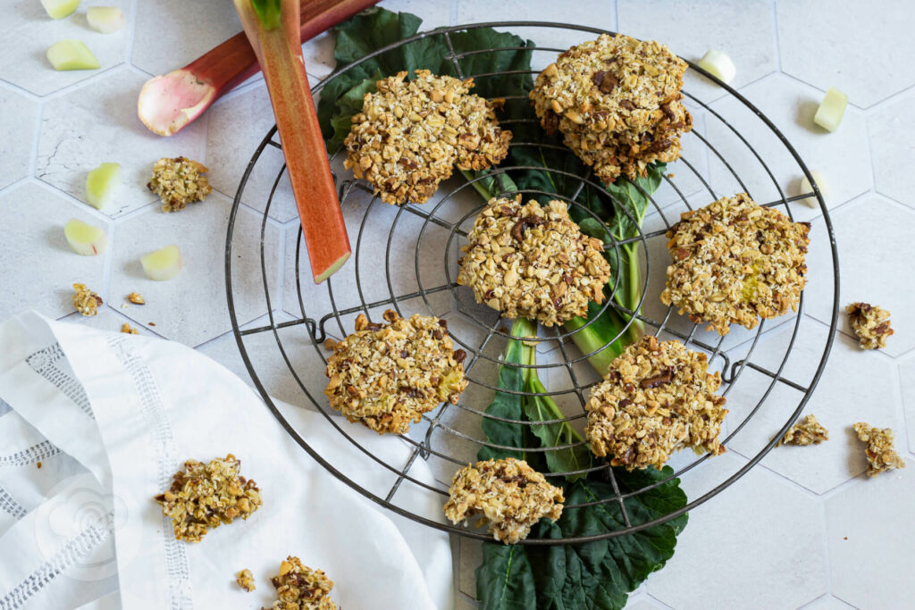 Vegane Rhabarberkekse ohne Mehl auf einem Rost