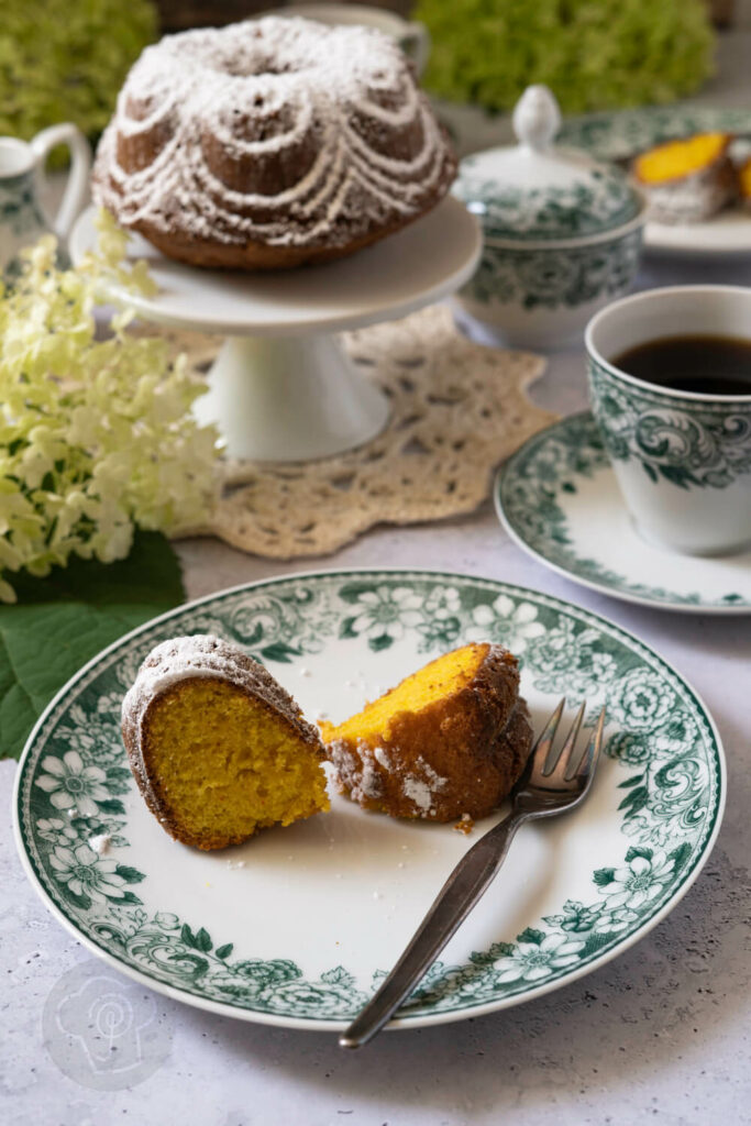 Apfelkuchen mit Safran - Zwei Stücke auf einem Teller