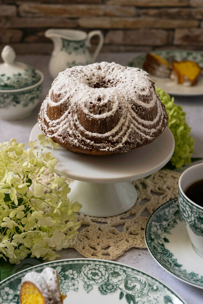 Apfelkuchen mit Safran auf einer Etagère