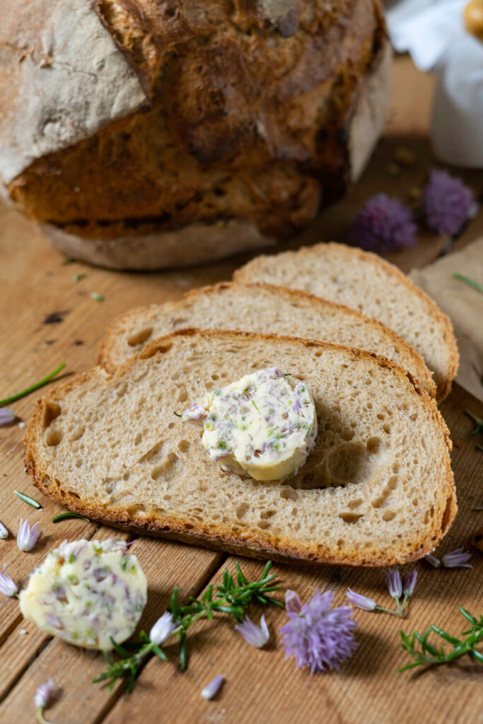 Auffrischbrot in Scheiben geschnitten, mit Schnittlauchblütenbutter