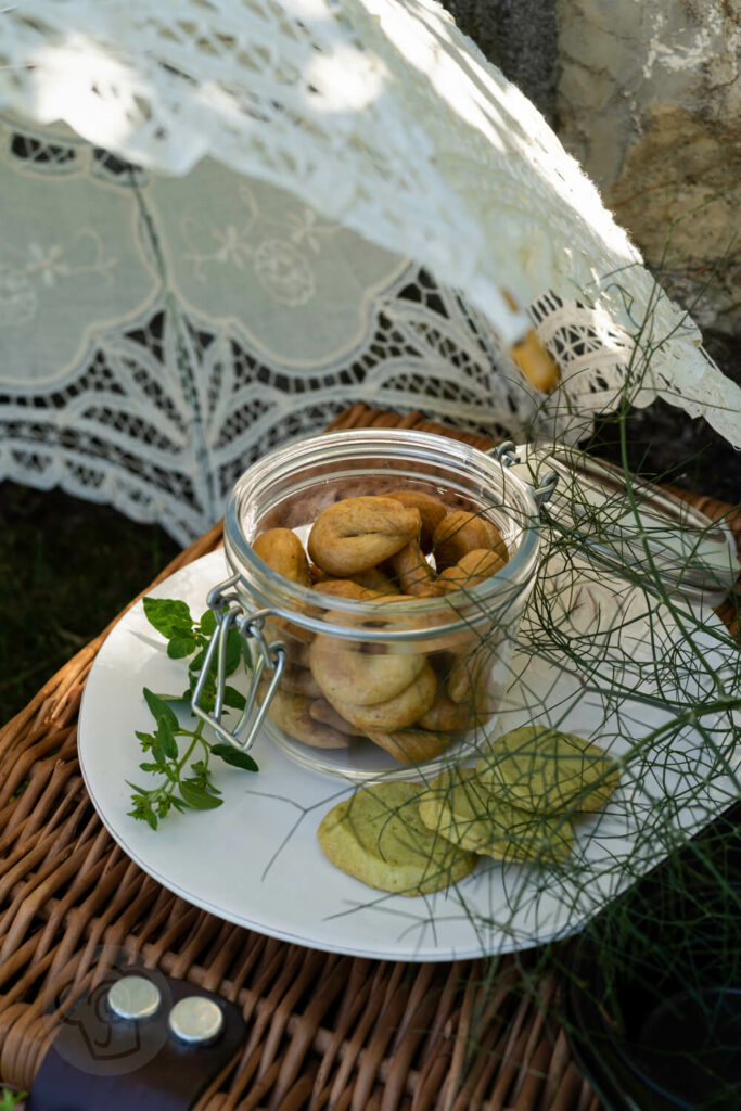 Salzige Kekse in einem Glas auf einem Picknickkorb