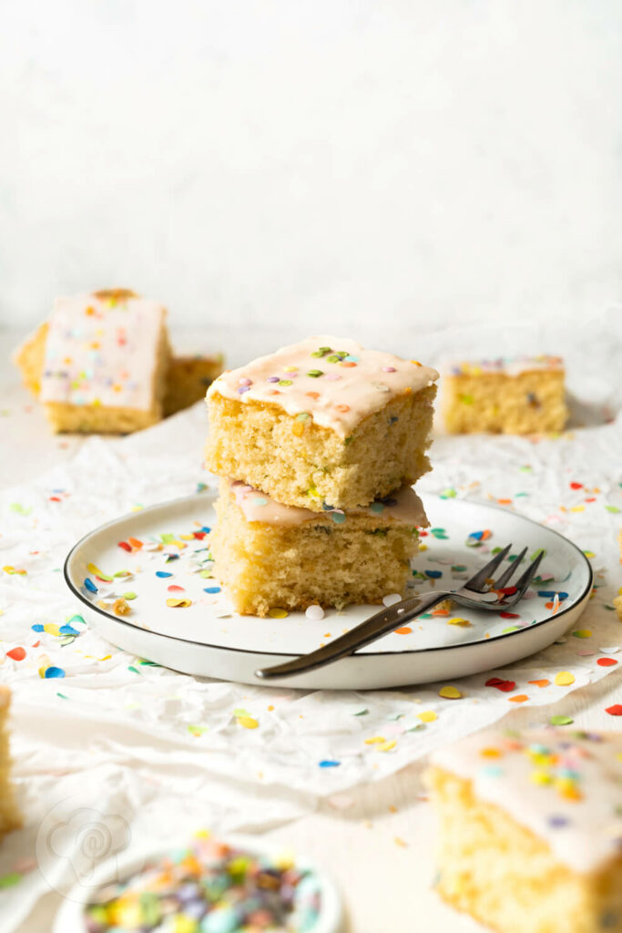 Einfacher Fantakuchen vom Blech gestapelt