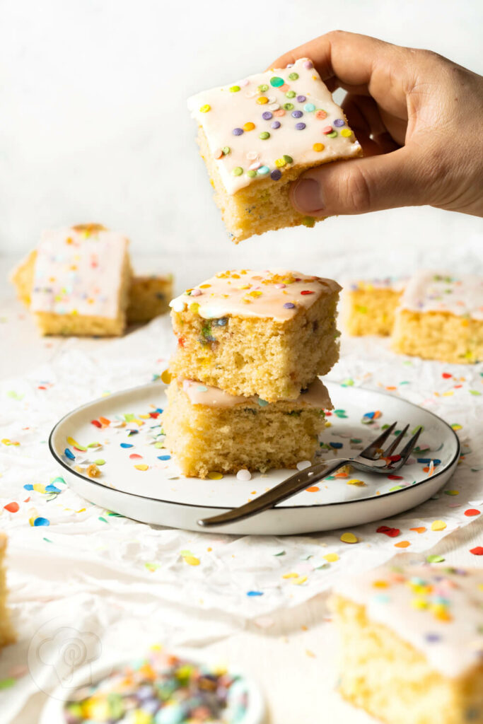 Einfacher Fantakuchen vom Blech gestapelt