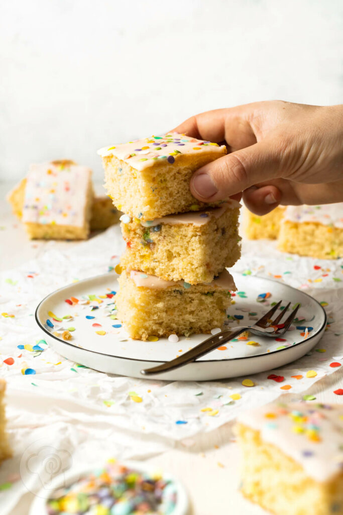 Einfacher Fantakuchen vom Blech gestapelt