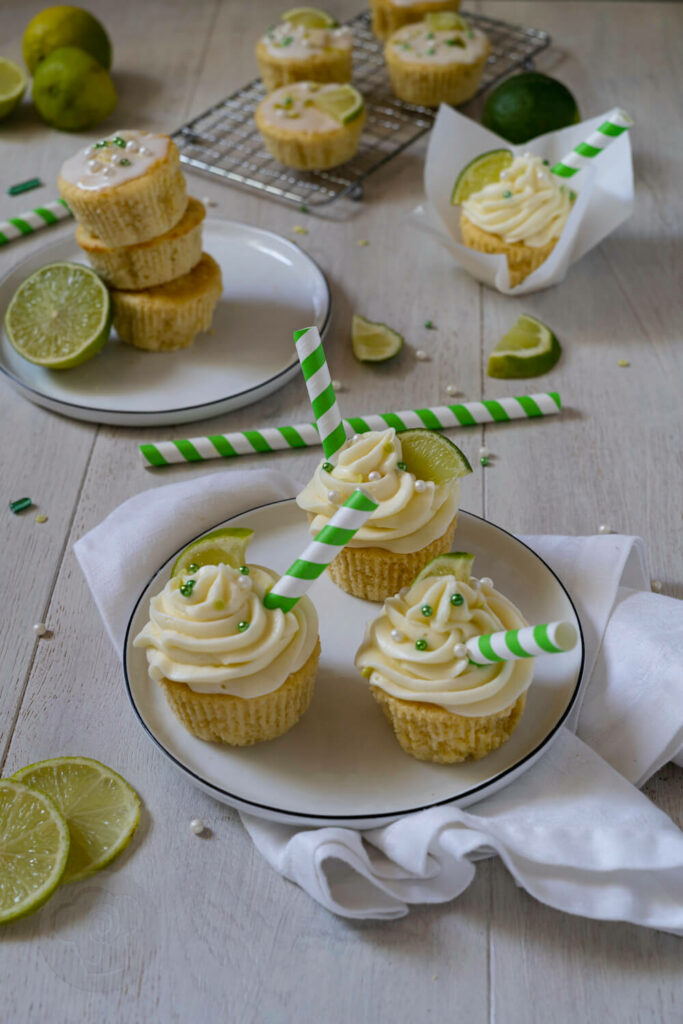 Gin Tonic Cupcakes mit Strohhalmen und Limetten.