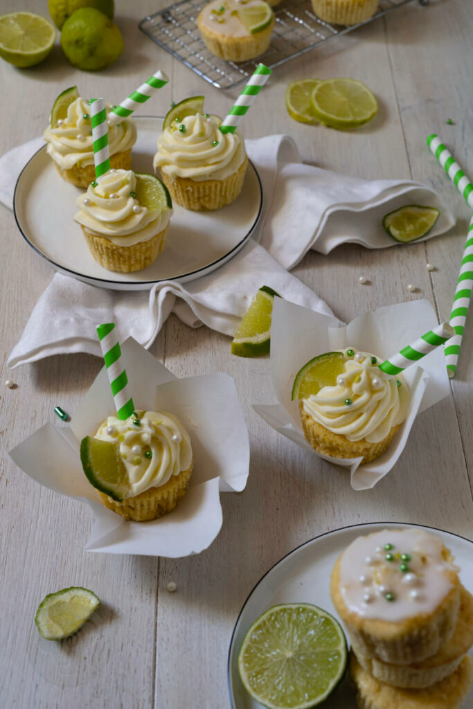 Gin Tonic Cupcakes mit Strohhalmen und Limetten.