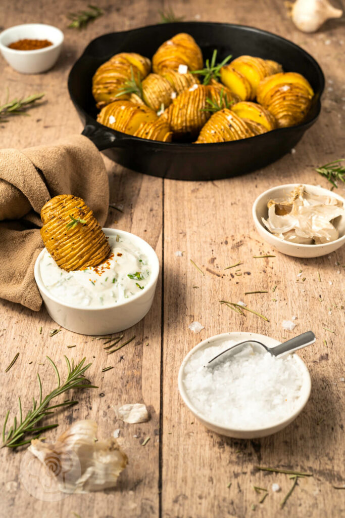 Hasselback-Kartoffeln in der Pfanne mit Kräuterquark