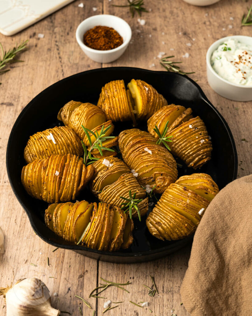 Hasselback-Kartoffeln in der Pfanne