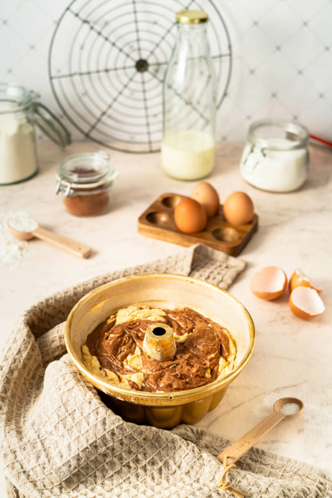 Omas Marmorkuchen in der Form ungebacken