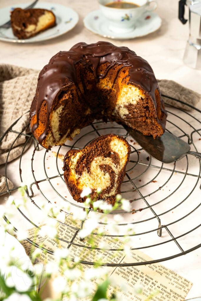 Omas Marmorkuchen mit Schokoglasur angeschnitten