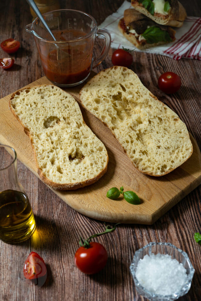 Panuozzo napoletano - Brothälften aufgeschnitten.