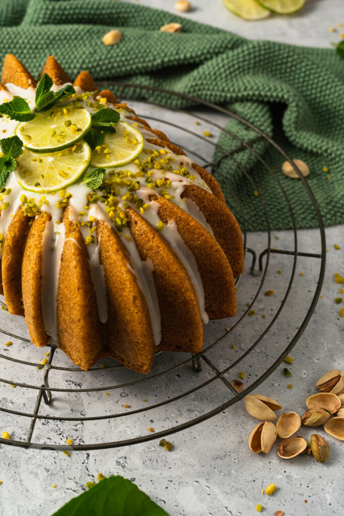 Pistazienkuchen auf einem Rost