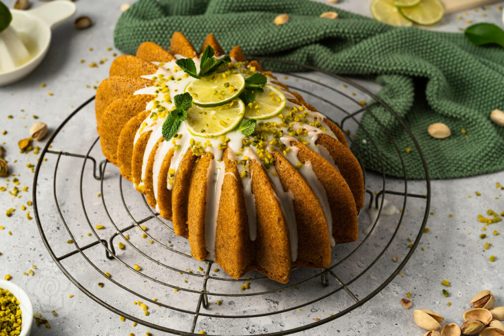 Pistazienkuchen mit Zuckerguss und Limette