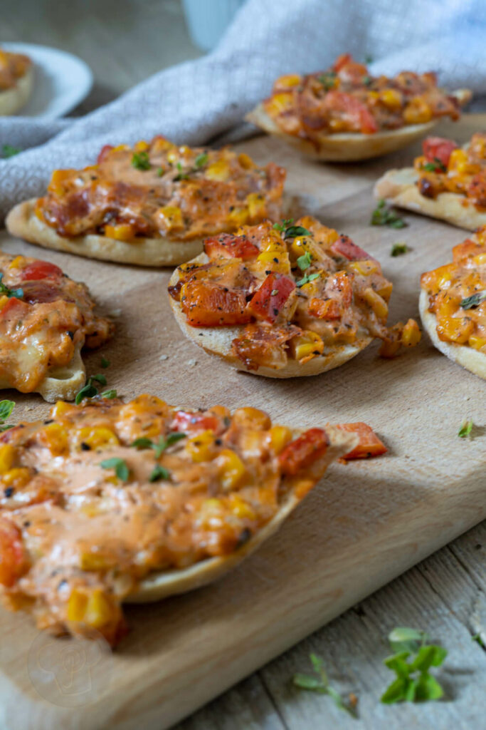 Schnelle Pizzabrötchen auf einem Holzbrett