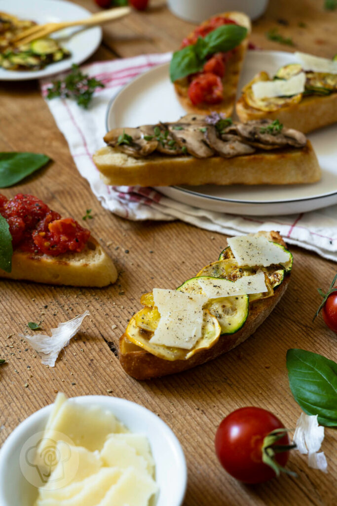 Verschiedene Bruschetta Versionen mit Zucchini und Parmesan, Tomaten, Champignons