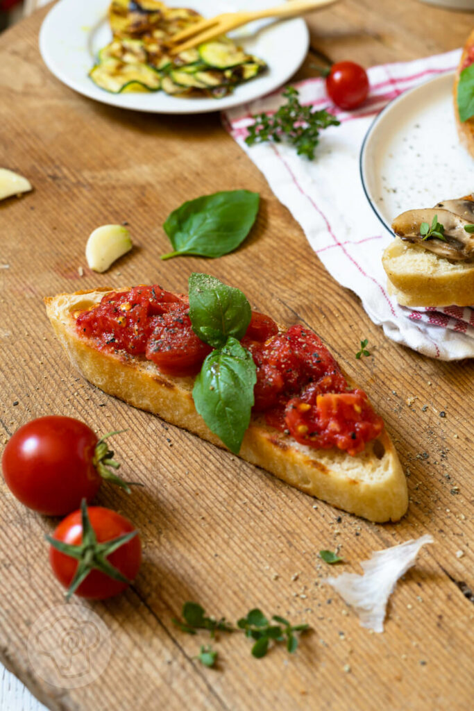 Klassisches Bruschetta mit Tomaten und Basilikum