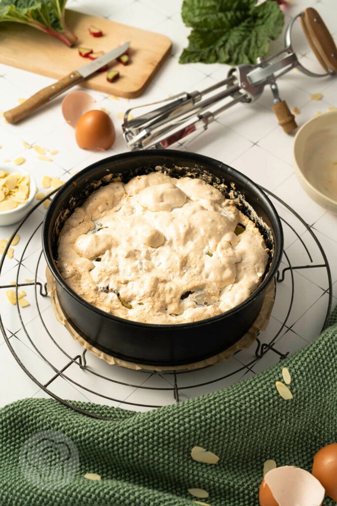 Einfacher Rhabarberkuchen mit Baiser in der Springform