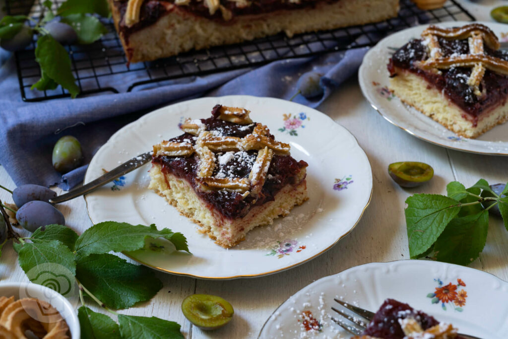 Pflaumenkuchen mit Marzipangitter - Kuchenstücke auf einem Kuchenteller