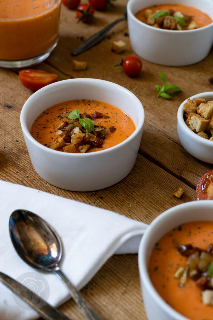 Salmorejo andaluz mit Topping in weißen Schälchen