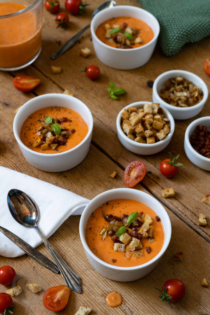 Salmorejo andaluz mit Topping in weißen Schälchen