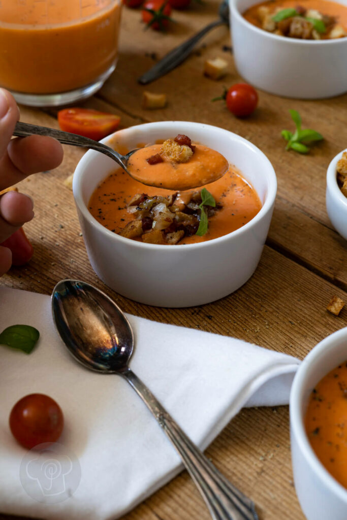 Salmorejo andaluz 3 Samorejo andaluz mit Topping in weißen Schälchen und auf einem Löffel